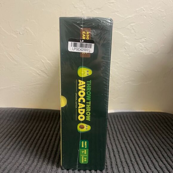 Throw Throw Avocado Game by Exploding Kittens. - Picture 3 of 7